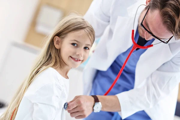 Klein meisje in kliniek met een checkup met kinderarts — Stockfoto