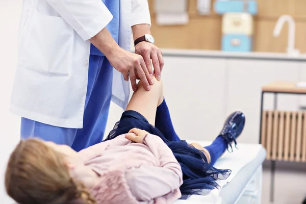 Kislány klinikán birtoklás egy kivizsgálás, ortopéd szakorvos — Stock Fotó