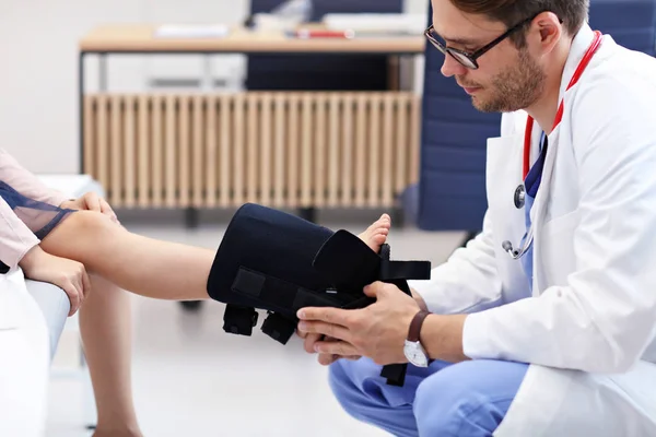 Kislány klinikán birtoklás egy kivizsgálás, ortopéd szakorvos — Stock Fotó