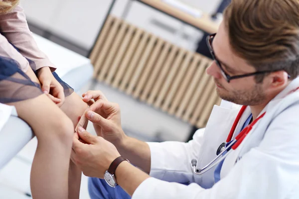 Kleines Mädchen in Klinik zur Untersuchung beim Dermatologen — Stockfoto