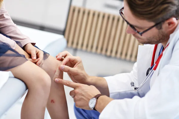 Little girl in clinic having a checkup with dermatologist — Stock Photo, Image