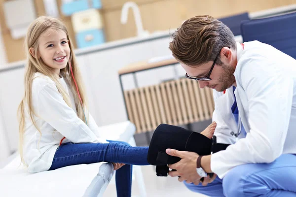 Küçük kız bir araştırma grubu orthopaedist sahip Kliniği — Stok fotoğraf
