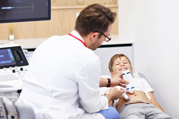 Doctor testing young boy with usg — Stock Photo, Image