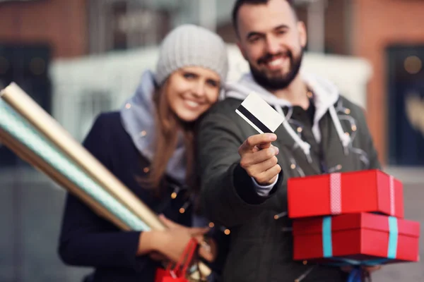 Retrato de casal feliz com sacos de compras depois de fazer compras na cidade — Fotografia de Stock