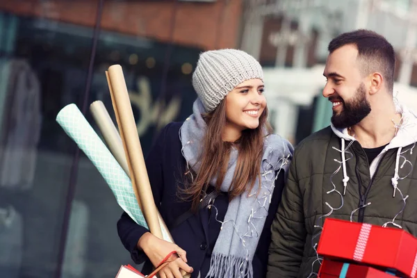 Porträtt av lyckliga par med shoppingväskor efter shopping i staden — Stockfoto