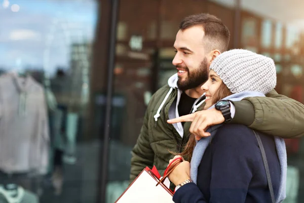 Retrato de pareja feliz con bolsas de compras después de comprar en la ciudad — Foto de Stock