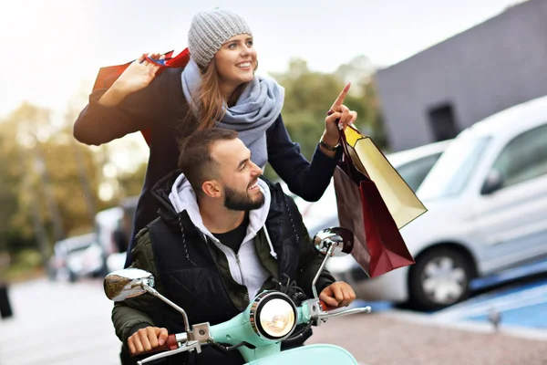Ritratto di coppia felice con shopping bags dopo lo shopping in città — Foto Stock