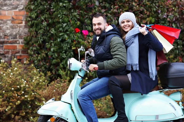 Portret van een gelukkig stel met boodschappentassen na het winkelen in de stad — Stockfoto