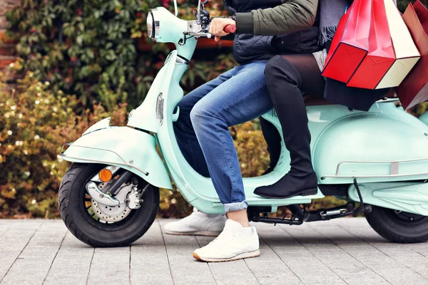 Ritratto di coppia felice con shopping bags dopo lo shopping in città — Foto Stock