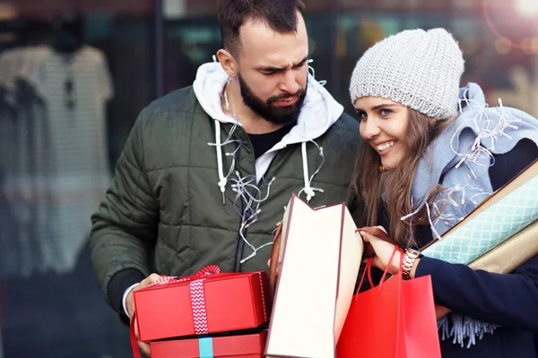 Portret szczęśliwej pary z torbami na zakupy po zakupach w mieście — Zdjęcie stockowe