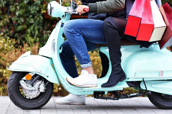 Ritratto di coppia felice con shopping bags dopo lo shopping in città — Foto Stock