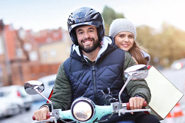 Retrato de pareja feliz con bolsas de compras después de comprar en la ciudad —  Fotos de Stock