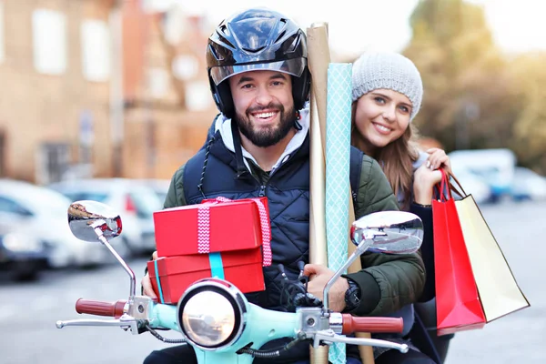 Retrato de casal feliz com sacos de compras depois de fazer compras na cidade — Fotografia de Stock