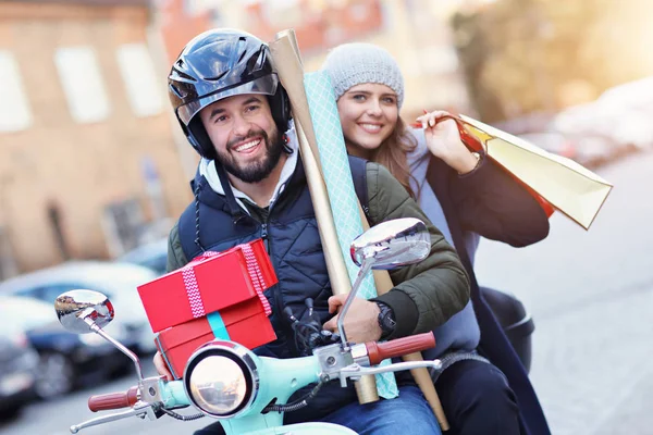 Retrato de pareja feliz con bolsas de compras después de comprar en la ciudad —  Fotos de Stock