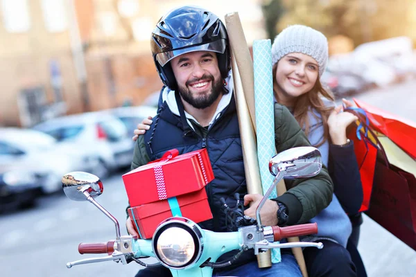 Retrato de pareja feliz con bolsas de compras después de comprar en la ciudad —  Fotos de Stock