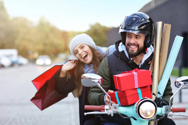 Retrato de casal feliz com sacos de compras depois de fazer compras na cidade — Fotografia de Stock