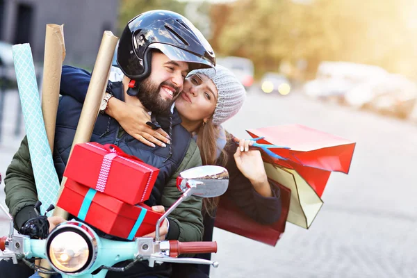 Portret van een gelukkig stel met boodschappentassen na het winkelen in de stad — Stockfoto
