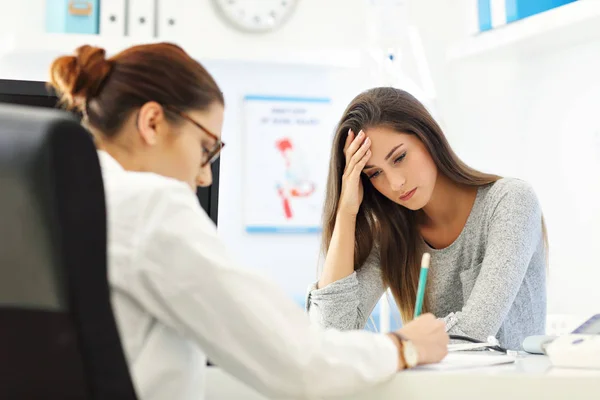 Mulher adulta fazendo uma visita no consultório médico feminino — Fotografia de Stock