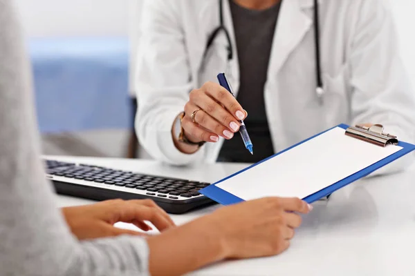 Mulher adulta fazendo uma visita no consultório médico feminino — Fotografia de Stock