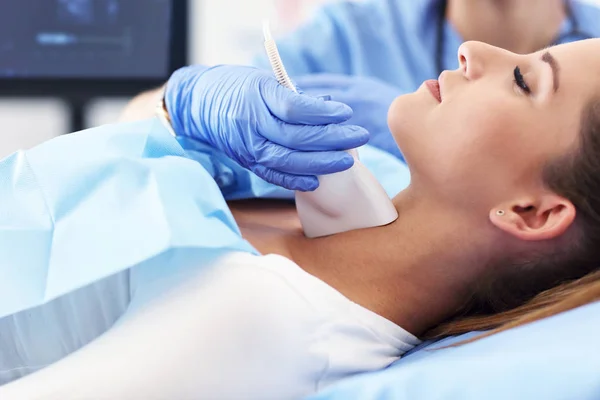 Erwachsene Frau beim Schilddrüsen-Ultraschalltest in Arztpraxis — Stockfoto