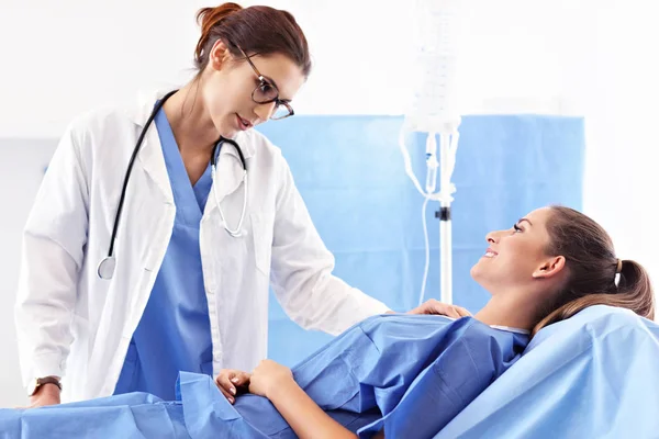 Doctora cuidando a la paciente en el hospital — Foto de Stock