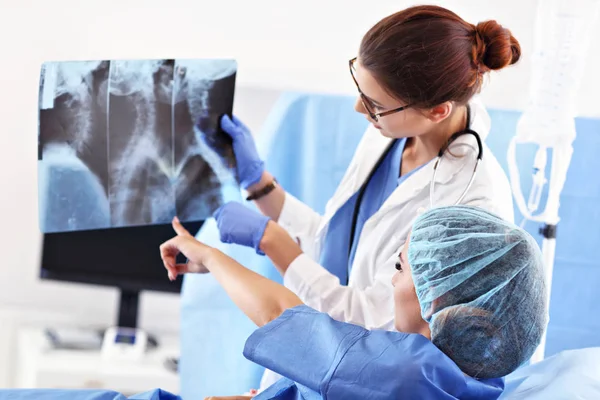 Médica do sexo feminino cuidando do paciente no hospital — Fotografia de Stock