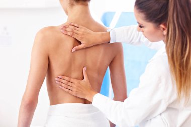 Kadın fizyoterapist Kliniği sırt sorunları olan bir hasta yardım