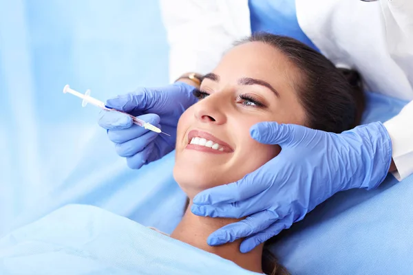 Mujer adulta teniendo una visita a los dentistas — Foto de Stock