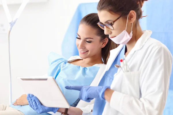 Mujer adulta teniendo una visita a los dentistas — Foto de Stock