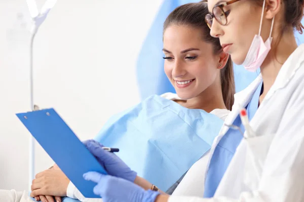 Mulher adulta fazendo uma visita aos dentistas — Fotografia de Stock