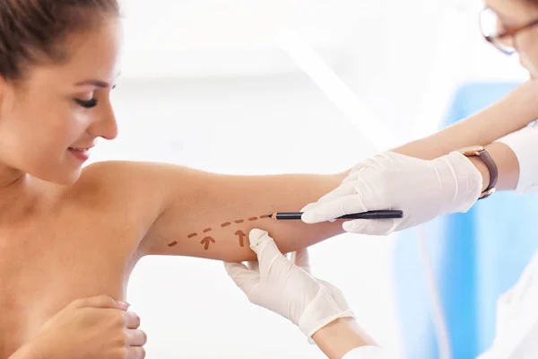 Cirurgião plástico fazendo marcas no corpo dos pacientes — Fotografia de Stock