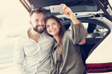 Yeni araba showroom seçme yetişkin çift