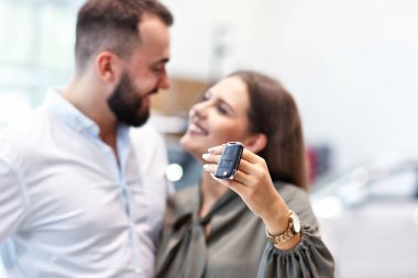 Yeni araba showroom seçme yetişkin çift