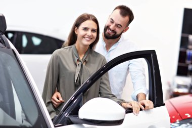 Yeni araba showroom seçme yetişkin çift