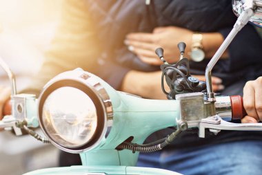 Genç çift sürme scooter sonbaharda midsection