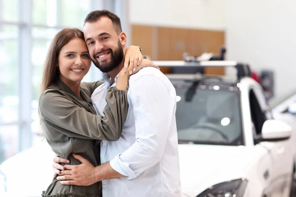 Erwachsenes Paar wählt neues Auto im Showroom — Stockfoto