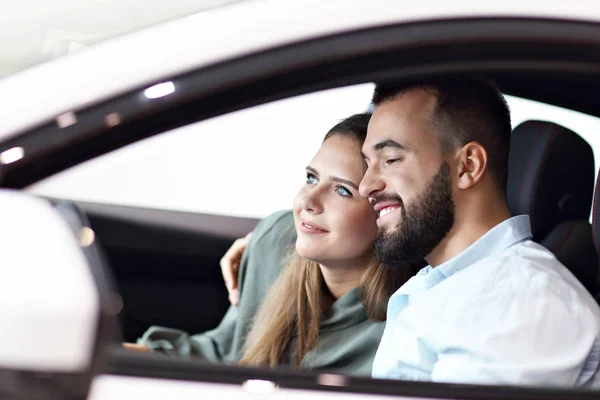 Pareja adulta eligiendo coche nuevo en sala de exposición —  Fotos de Stock