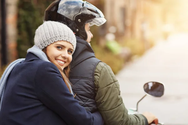 Hermosa pareja joven sonriendo mientras monta scooter en la ciudad en otoño —  Fotos de Stock