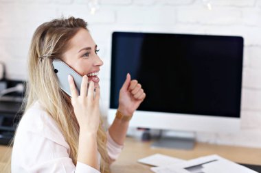 Modern ev ofisinde çalışan güzel bin yıllık kadın portresi