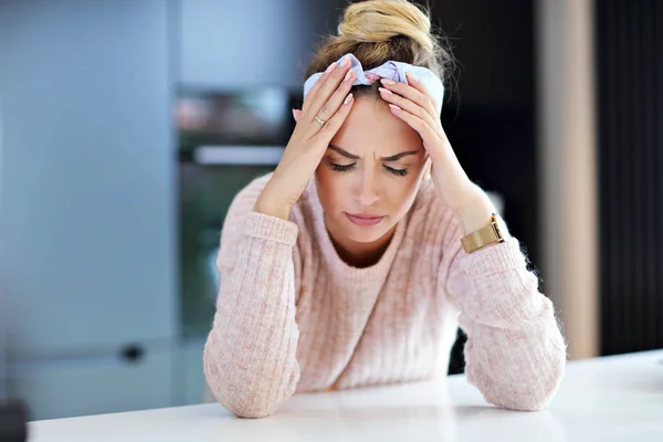 Cansada mujer milenaria descansando cabeza en la cocina — Foto de Stock