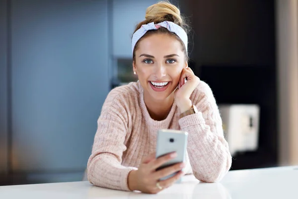 행복 한 여자는 부엌에서 문자 메시지 — 스톡 사진