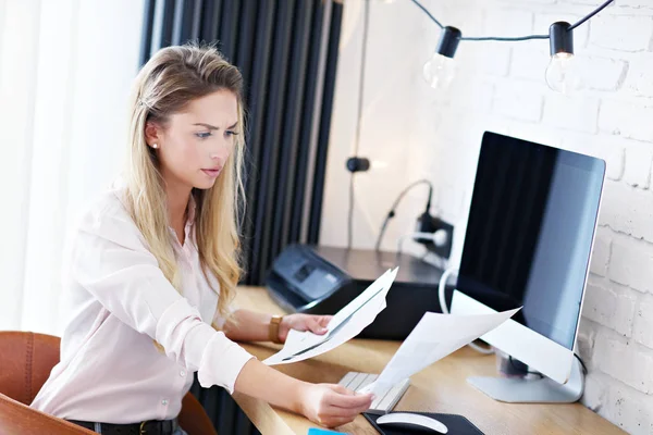 Porträtt av vackra tusenåriga kvinna som arbetar i moderna hem kontor — Stockfoto