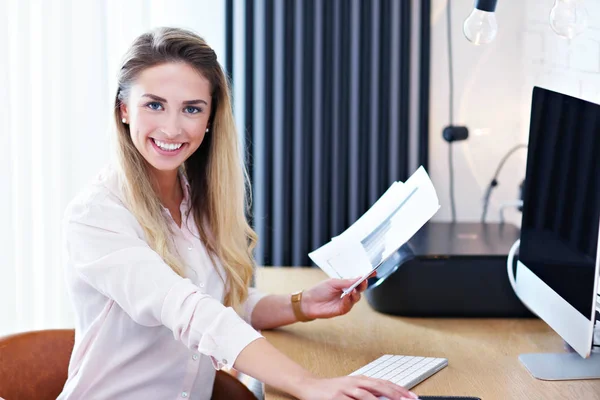 Portrait of beautiful millennial woman working in modern home office — Stock Photo, Image