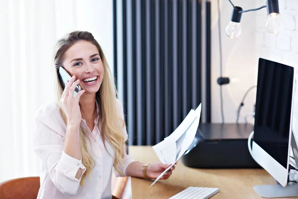 Portrait de belle femme millénaire travaillant dans un bureau à domicile moderne — Photo