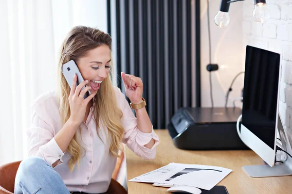 Porträtt av vackra tusenåriga kvinna som arbetar i moderna hem kontor — Stockfoto