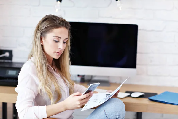 Portrait of beautiful millennial woman working in modern home office — Stock Photo, Image