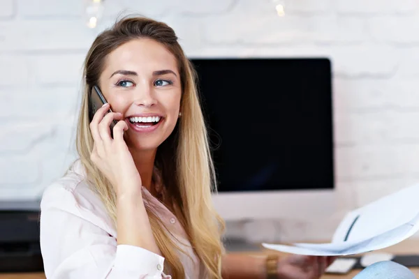 Porträtt av vackra tusenåriga kvinna som arbetar i moderna hem kontor — Stockfoto