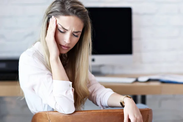 Retrato de una hermosa mujer milenaria que trabaja en una moderna oficina en casa — Foto de Stock