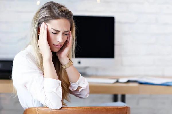 Portrait de belle femme millénaire travaillant dans un bureau à domicile moderne — Photo