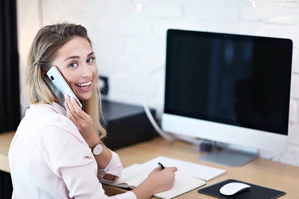 Porträt einer schönen Millennial-Frau, die im modernen Homeoffice arbeitet — Stockfoto